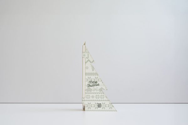 Crayon en papier recyclé avec carte sapin festive