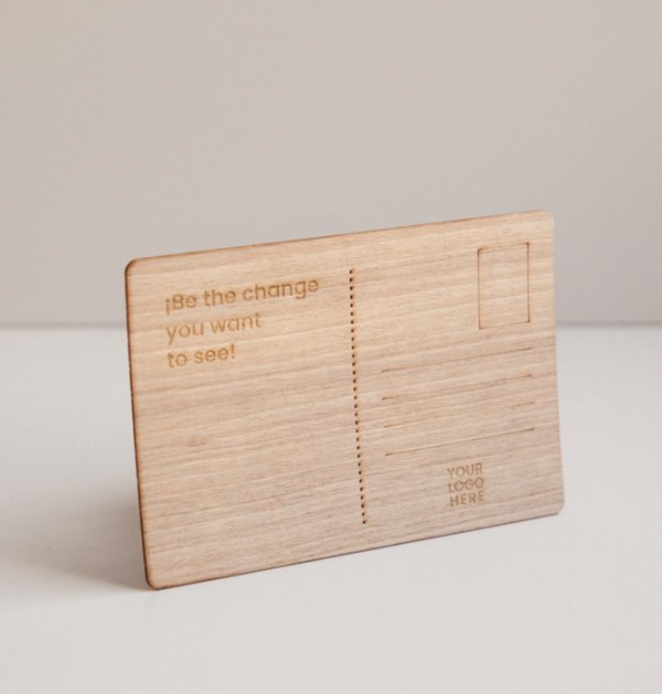 Carte postale en bois BIO5CHR, personnalisée par gravure laser