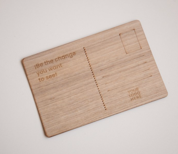 Carte postale en bois BIO5CHR, un support écologique pour des messages gravés, idéal pour des campagnes créatives