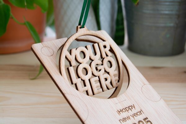 carte-en-bois-fsc-personnalisee-logo-ornement-festif